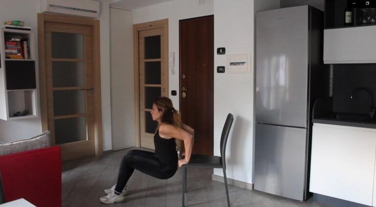Fit in Home, come allenare le braccia con uno zainetto e una sedia | VIDEO