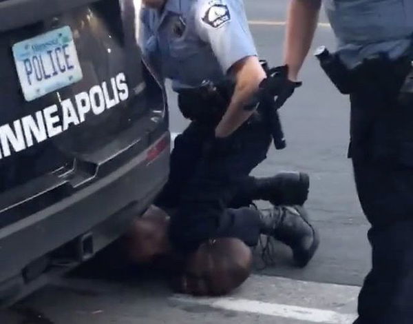 La famiglia di George Floyd accuserà i quattro poliziotti di Minneapolis di omicidio