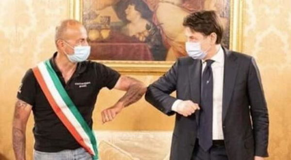 La storia del sindaco di Divignano (Novara): scopre che la richiesta di cassa integrazione è ferma in Regione dopo esser arrivato a Roma in bici