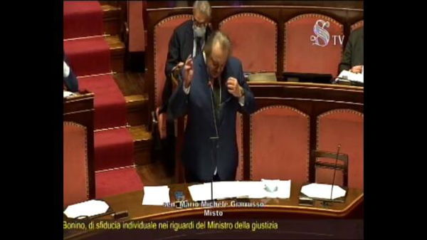 Mario Michele Giarrusso manda a «fanc*lo» un senatore in Aula | VIDEO