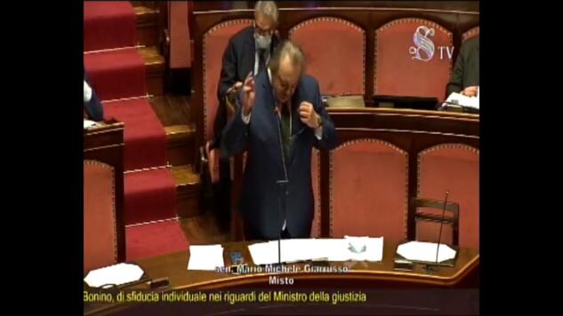 Mario Michele Giarrusso manda a «fanc*lo» un senatore in Aula | VIDEO article-post