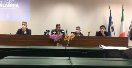 Jole Santelli, senza mascherina, tossisce sul microfono e poi lo passa al suo vicino | VIDEO article-post