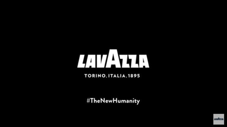 Il cortocircuito dei sovranisti che vogliono boicottare l’italianissima Lavazza per il suo spot ‘troppo gay friendly’ | VIDEO