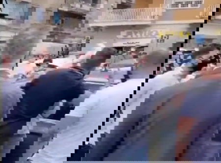 Luca Marsella cerca di non far scendere la Raggi dalla macchina a Ostia article-post