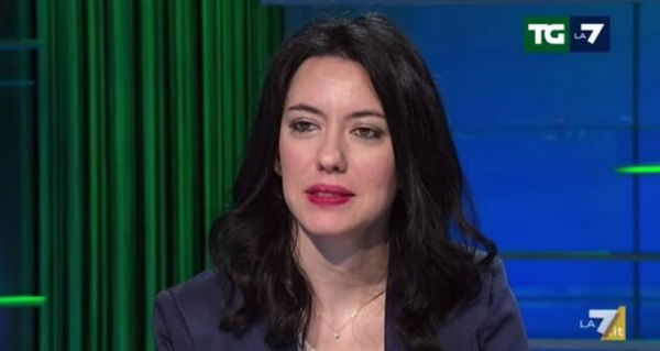 Calenda vede Azzolina saltare la coda al check-in e la attacca su Twitter