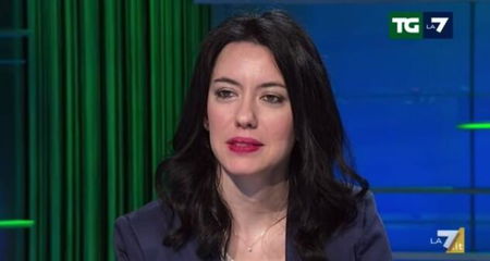 Calenda vede Azzolina saltare la coda al check-in e la attacca su Twitter article-post