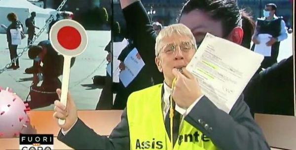 Mario Giordano con il gilet giallo e il fischietto per prendere in giro Boccia sugli assistenti civici