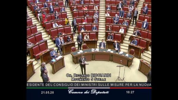 Il M5S attacca il ‘Modello Lombardia’ e scoppia il caos alla Camera | VIDEO
