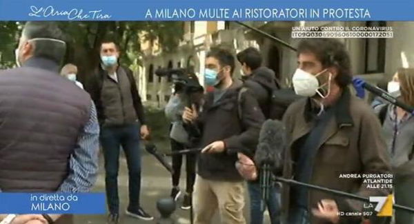 Il caos dopo l’intervento della Polizia che fa multe ai ristoratori che manifestano a Milano | VIDEO