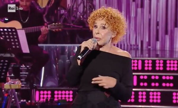 Il tweet (poi rimosso) di Ornella Vanoni: «Se Silvia Romano era felice, convertita e sposata perché l’avete liberata?»