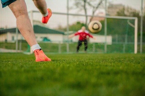 Il coronavirus ferma il calcio dilettantistico, avanti Serie A, B e C
