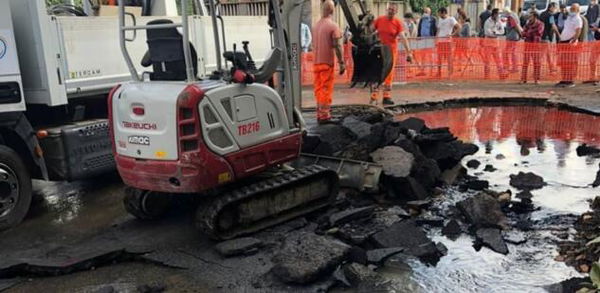 Si rompe una condotta idrica: molte zone di Roma senza acqua e strade allagate