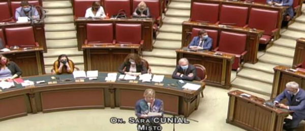 La frase di Sara Cunial (ex M5S) alla Camera parlando di Mattarella e lo ‘scientismo dogmatico’ | VIDEO