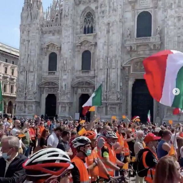 Niente mascherina né distanza di sicurezza: la protesta dei gilet arancioni a Milano viola le norme anti-coronavirus
