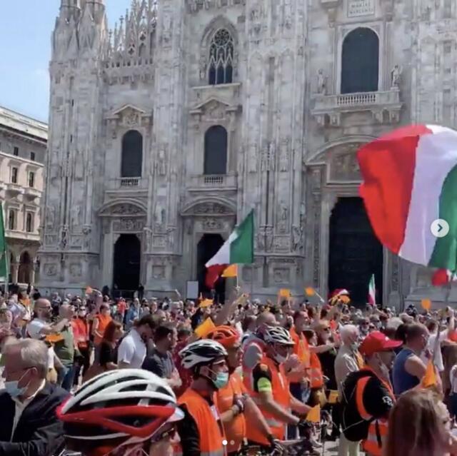 Niente mascherina né distanza di sicurezza: la protesta dei gilet arancioni a Milano viola le norme anti-coronavirus article-post