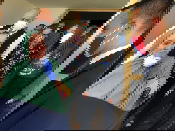 Il padre di Silvia Romano: «Non è andata in Africa per diventare un’icona, mi sono inchinato di fronte a lei»