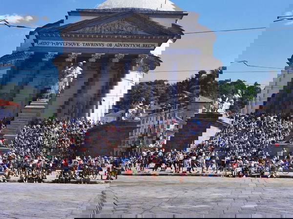 Si esibiscono le frecce tricolori e a Torino salta il distanziamento sociale