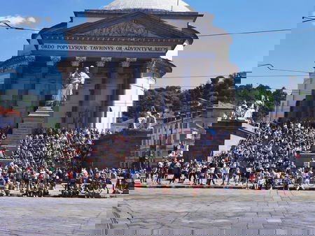 Si esibiscono le frecce tricolori e a Torino salta il distanziamento sociale article-post