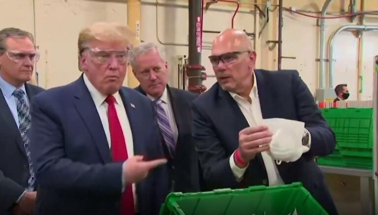 La storia di Trump senza mascherina nella fabbrica di mascherine | VIDEO