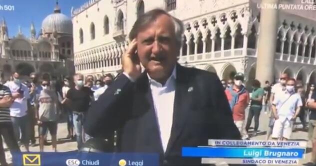 La faccia del sindaco di Venezia quando dice che in città sono tornati i turisti stranieri | VIDEO article-post