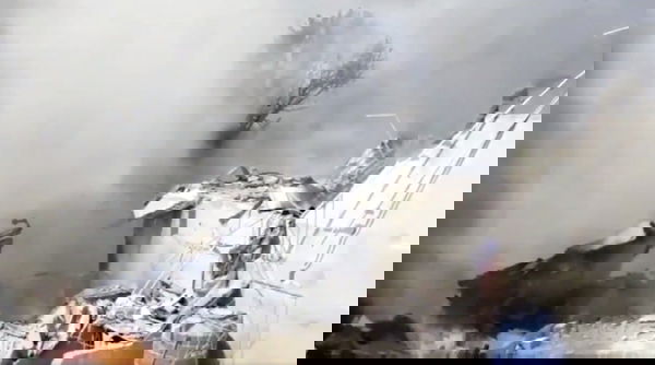 Le immagini spettrali dell’aereo precipitato a Karachi, in Pakistan