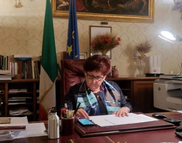 Cura Italia Bis, Bellanova propone permessi di soggiorno temporanei per agricoli e badanti irregolari