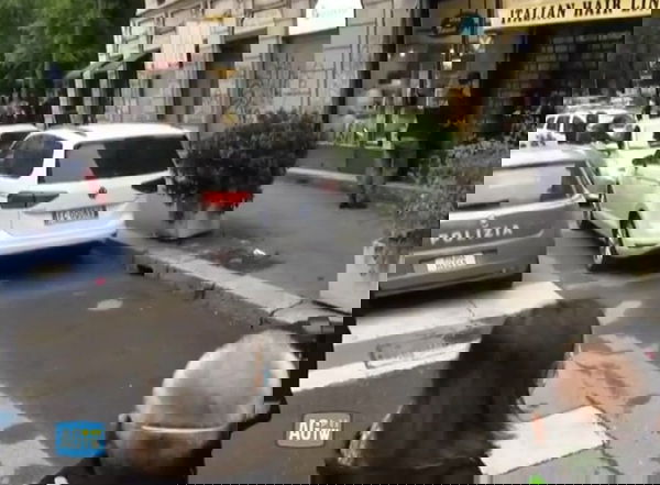 Una bottiglia lanciata contro l’appartamento di Silvia Romano, cocci rinvenuti al primo piano