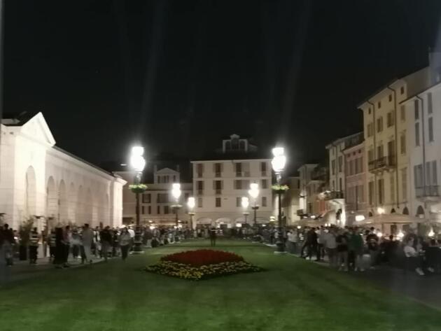 Brescia, il sindaco firma l’ordinanza per chiudere la piazza: «Assembramenti, nonostante i vigili» article-post