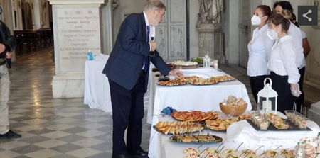 Buffet proibiti in tutta Italia, ma non per l’evento della regione Liguria con Toti e Bucci article-post
