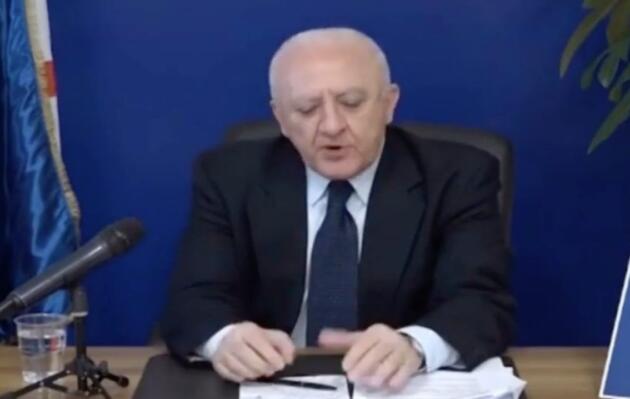 De Luca, dopo il “contagio zero”, punta ai “cafoni zero”: «Vietati festini e pippe varie» article-post