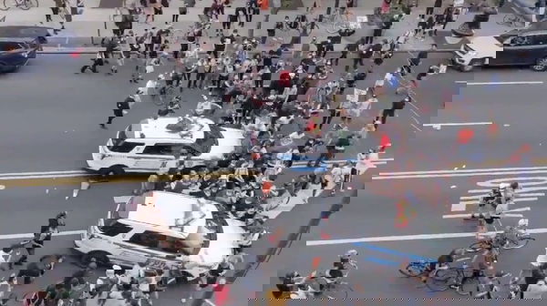 Come la polizia di New York investe con le auto i manifestanti che protestano per George Floyd | VIDEO