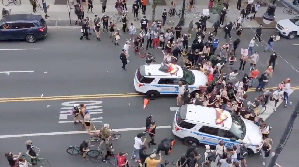 Come la polizia di New York investe con le auto i manifestanti che protestano per George Floyd | VIDEO article-post