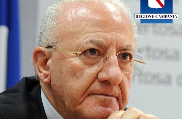 L’ordinanza di De Luca che impedisce la movida: alle 23 tutto chiuso