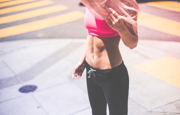 Fit in Home, 3 Esercizi per allenare gli addominali da fare a casa | VIDEO