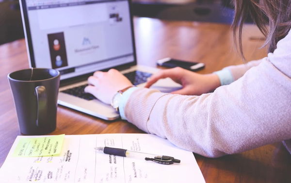 L’identikit di chi ancora non torna a lavoro in fase 2: donne, giovani e lavoratori temporanei