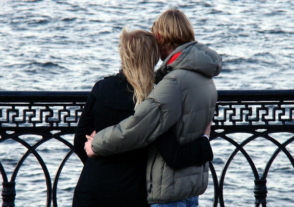 Per i fidanzati non conviventi le effusioni in pubblico sono vietate, pena 400 euro di multa