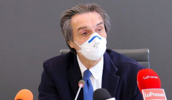 Fontana contestato davanti al tribunale, ma ai pm dice: «La zona rossa spettava a Conte»