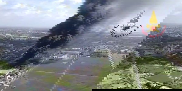 Le tremende immagini dell’incendio a Marghera, il comune di Venezia: «Non aprite le finestre» | VIDEO