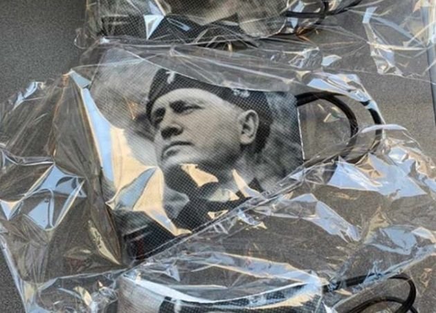 A Verona le mascherine con la faccia di Mussolini di cui non sentivamo il bisogno