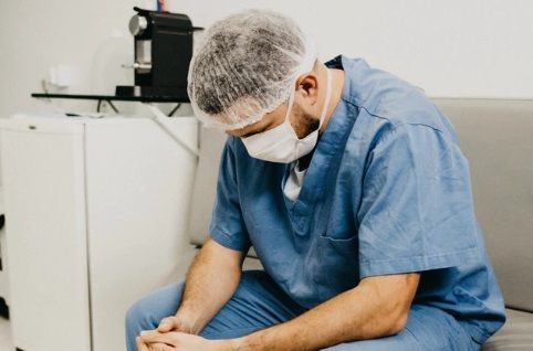 I medici di Milano sono preoccupati per le riaperture e devono «mendicare i dispositivi di protezione»