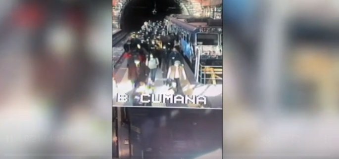 Sovraffollamento a bordo della Circumflegrea di Napoli | VIDEO