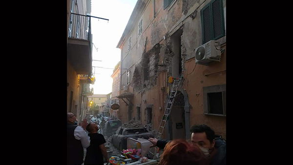 Crollo di una palazzina a Marino, vicino Roma: persone coinvolte
