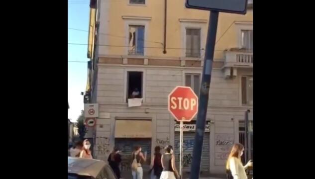 ragazzi ballano a Milano