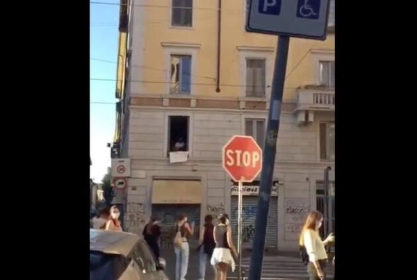 La grande bolla di sapone dei ragazzi che ballano a Milano «per festeggiare l’inizio della fase 2»