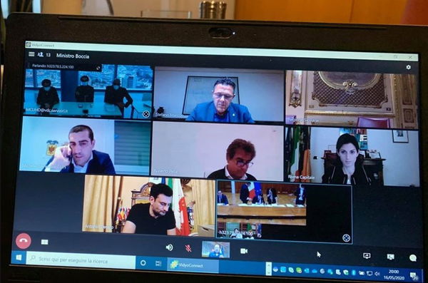 Governo-regioni, il caos rientra alle 3 di notte: “Ora l’accordo sulla riapertura è chiaro”