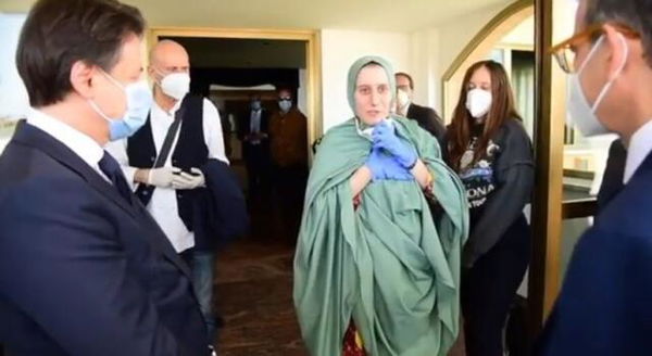 Lo zio di Silvia Romano: «Mia nipote testarda, ha litigato per tenere il velo»