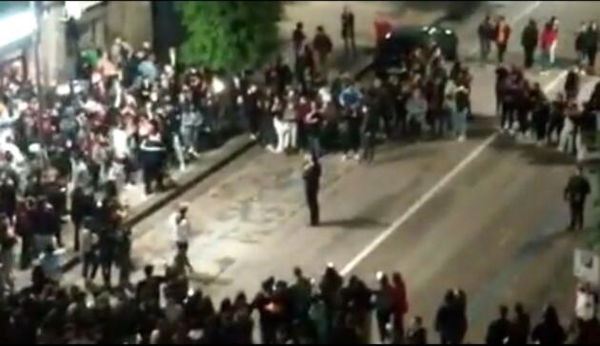 L’assembramento e i selfie intorno al sindaco di Avellino intervenuto per monitorare la movida | VIDEO