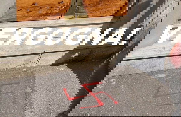 Una svastica disegnata davanti all’appartamento di una famiglia ebrea a Firenze Campo di Marte