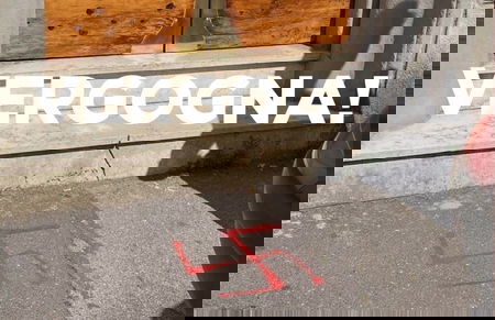 Una svastica disegnata davanti all’appartamento di una famiglia ebrea a Firenze Campo di Marte article-post