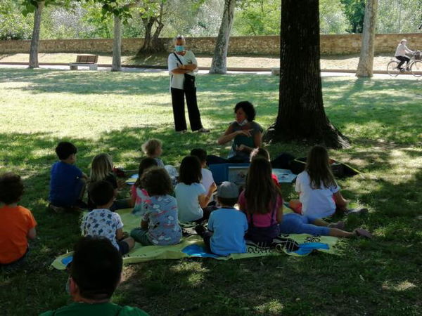 Maestra attaccata per la lezione nel parco, la Cisl: «Fa passare per vagabonde le colleghe»